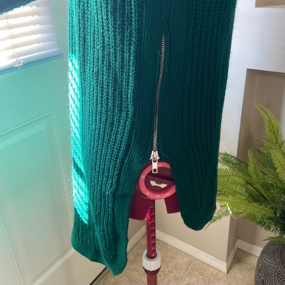 Revamped women green long sleeves, high low side zip hem sweater. Size XS. Used. - Picture 4 of 11